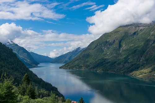 Het prachtige Fjaerlandsfjord in Noorwegen van Patrick Verhoef