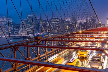 Busy evening rush hour on the Brooklyn Bridge by Remco Piet