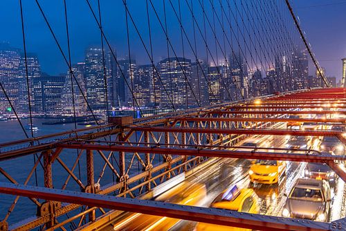 Geschäftiger abendlicher Berufsverkehr auf der Brooklyn Bridge