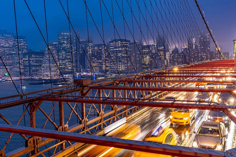 Drukke avondspits op de Brooklyn Bridge van Remco Piet