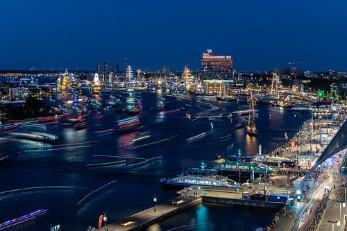 Lichtkunst während der SAIL Amsterdam 2025 auf dem IJ nach Sonnenuntergang