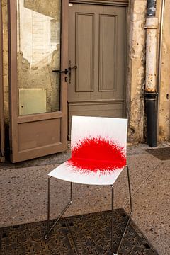Stoel met een vleugje kleur | in Arles (Provence) van Flatfield