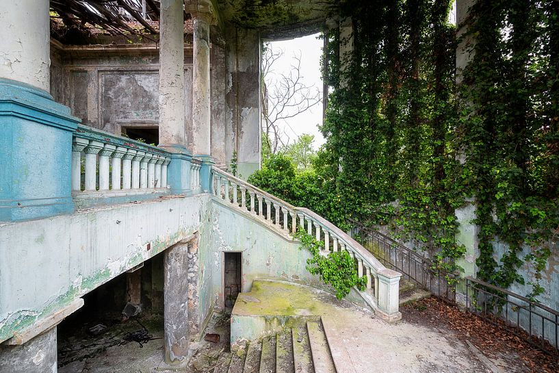 Verlassene überwucherte Treppe. von Roman Robroek – Fotos verlassener Gebäude