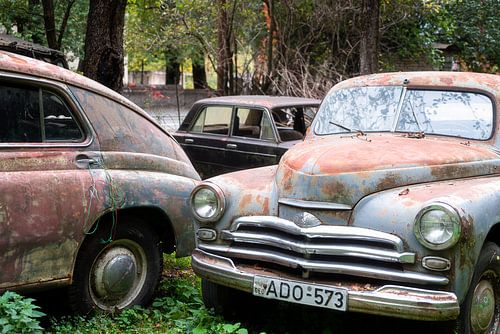 Voiture ancienne abandonnée dans un champ.