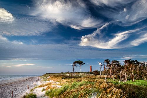 Gloeiende wolken bij de vuurtoren Darßer Ort.