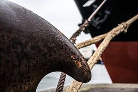 Trossen bolders en schepen in de haven. van scheepskijkerhavenfotografie