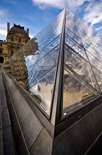 inkijkje in louvre-piramide