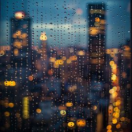 Regentropfen auf Glas – Mystische Stadtlichter von Poster Art Shop