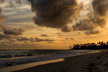 Zonsondergang aan het strand van Punta Cana van Laura V