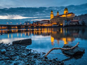 Zicht op de kathedraal van Passau in de avond van Animaflora PicsStock