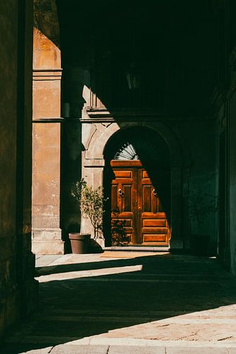 Holztür in einer ruhigen Gasse in Catania, Italien