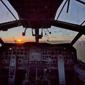 Sonnenuntergang aus einem verlassenen Cockpit von urbex lady