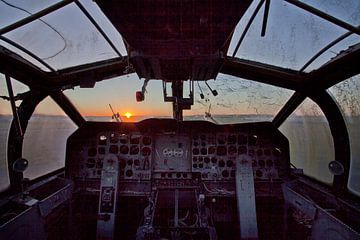 coucher de soleil depuis un cockpit abandonné sur urbex lady