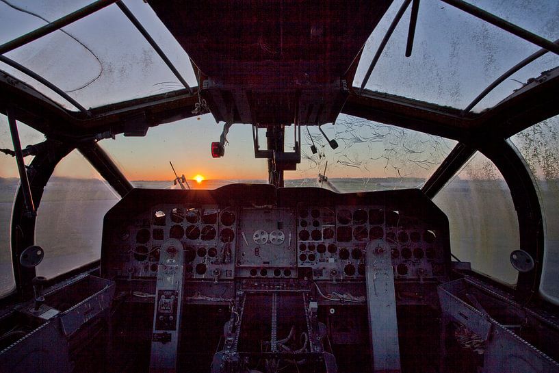 zonsondergang vanuit een verlaten cockpit van urbex lady