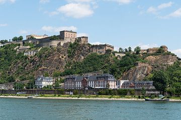 Vesting Ehrenbreitstein op de oever van de Rijn bij Koblenz