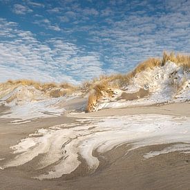 Les dunes enduites de poudre font naître de belles structures dans le sable. sur Jacqueline de Groot