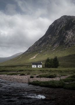 Maison blanche dans les montagnes d'Écosse sur fromkevin