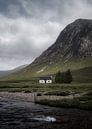 Weißes Haus inmitten der schottischen Berge von fromkevin Miniaturansicht