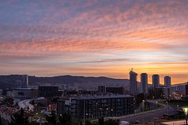 Sonnenaufgang Bilbao Stadt von Peter Haastrecht, van