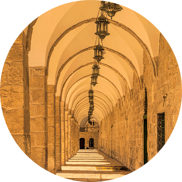 Bogengalerij met antieke lantaarns in de oude stad van Jeruzalem, Israël van Mieneke Andeweg-van Rijn