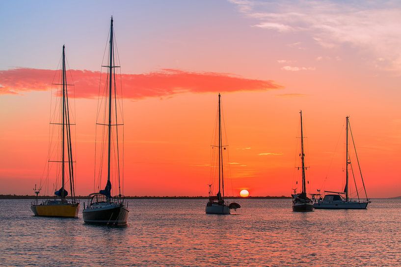 Groupe de voiliers en mer avec un soleil couchant orange par Ben Schonewille
