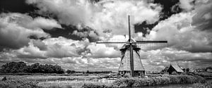 Oudhollandse molen tegen wolkendek in Z/W
