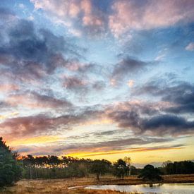 Prachtige zonsopgang met mooie kleuren in Nederland. van Mete Yildiz