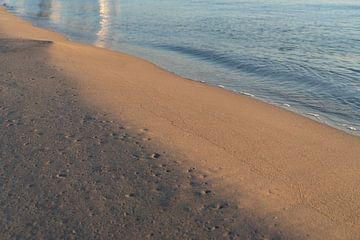 Eau de mer et traces dans le sable 2