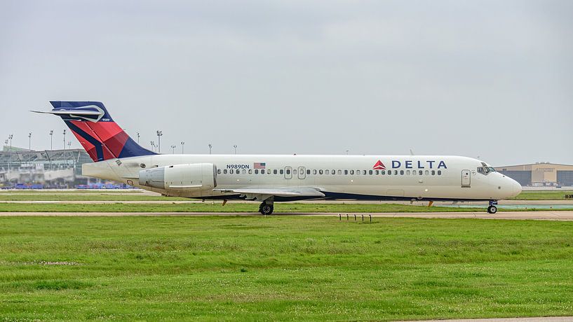 Taxiënde Delta Air Lines Boeing 717-200. van Jaap van den Berg