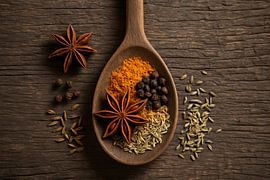 Warme Gewürze auf verwittertem Holz von Art & Soul Creations