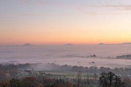 Trois Kaiserberge -Aubeau matin spectaculaire sur les contreforts brumeux de l'Alb Bade-Wurtemberg. sur Jiri Viehmann