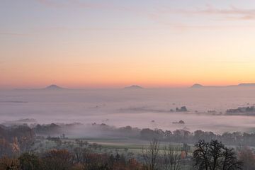 Trois Kaiserberge -Aubeau matin spectaculaire sur les contreforts brumeux de l'Alb Bade-Wurtemberg. sur Jiri Viehmann
