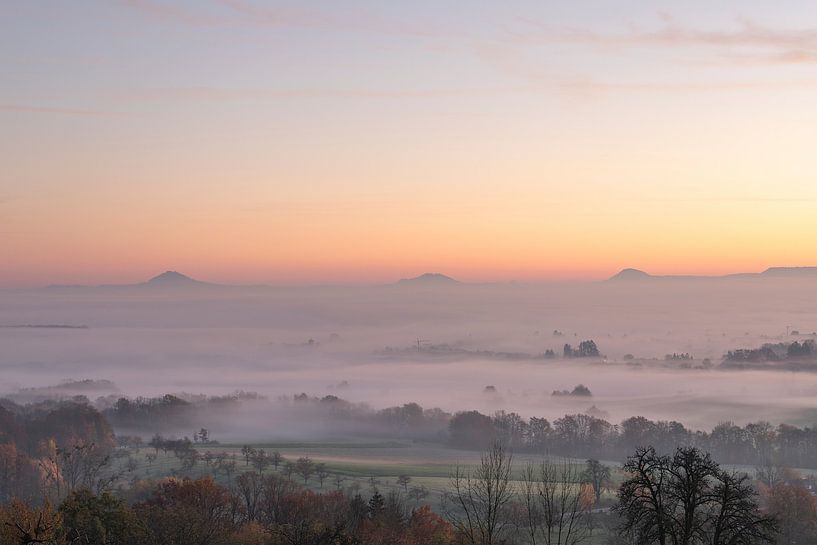 Trois Kaiserberge -Aubeau matin spectaculaire sur les contreforts brumeux de l'Alb Bade-Wurtemberg. par Jiri Viehmann