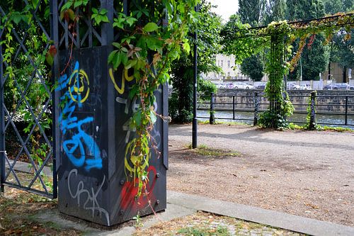 Stalen kolom met graffiti