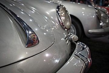 Motorkap met Porsche logo van het type 356 van Rob Boon