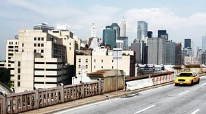 Crossing the Brooklyn Bridge van Frank Diepeveen