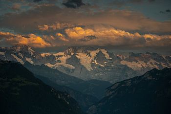 Een berg in de wolken