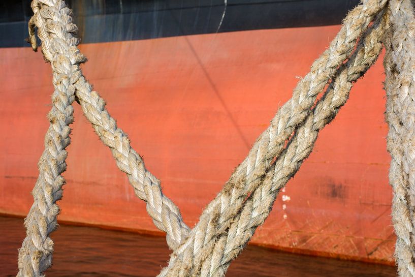 Schepen in de haven Amsterdam afgemeerd aan de kade. van scheepskijkerhavenfotografie