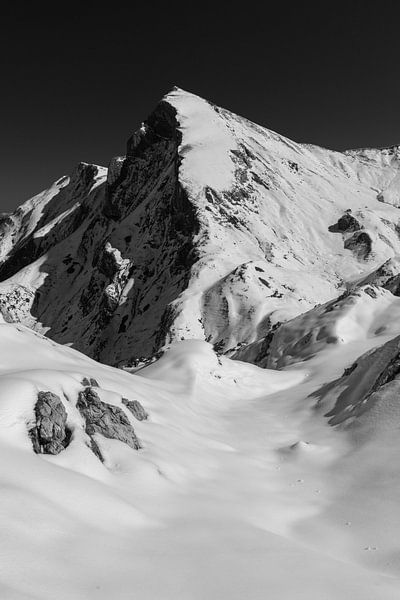 Berg Rode Piek naar Winter na Verse Sneeuw in Zwart Wit van Daniel Pahmeier