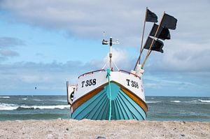 Vissersboot op het strand van Cold Hawaii van Danny Tchi Photography