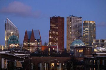 Skyline van Den Haag voor zonsondergang van Piet Hein Schuijff