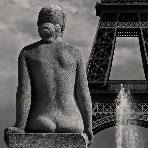 Paris Mon Amour | The lady is watching Mr. Eiffel...