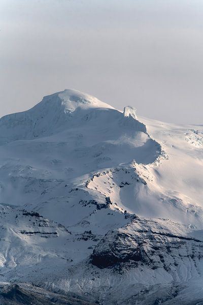 Berg IJskap in Zacht Licht op IJslands Hoogland van Femke Ketelaar