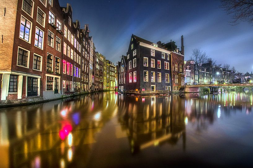 Amsterdam oudezijds voorburgwal by night van Marc Hollenberg