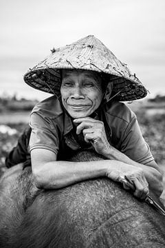Portrait of a farmer by Karsten Glasbergen