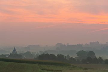 Morgennebel über der schönen Landschaft mit aufgehender Sonne von Marcel Derweduwen