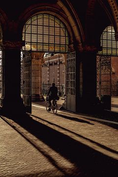 Amsterdam | Fietsen onder het Rijksmuseum van Mick de Jong