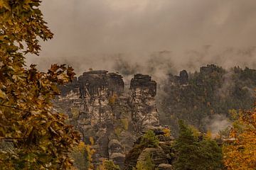 Mist boven de Bastei - herfstsfeer in Saksisch Zwitserland van Fototante