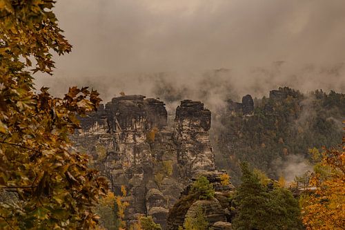 Mist boven de Bastei - herfstsfeer in Saksisch Zwitserland