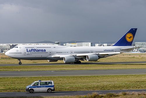 Taxiënde Lufthansa Boeing 747-8 passagiersvliegtuig.